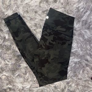 Lululemon 28’ green camo Wunder Under leggings